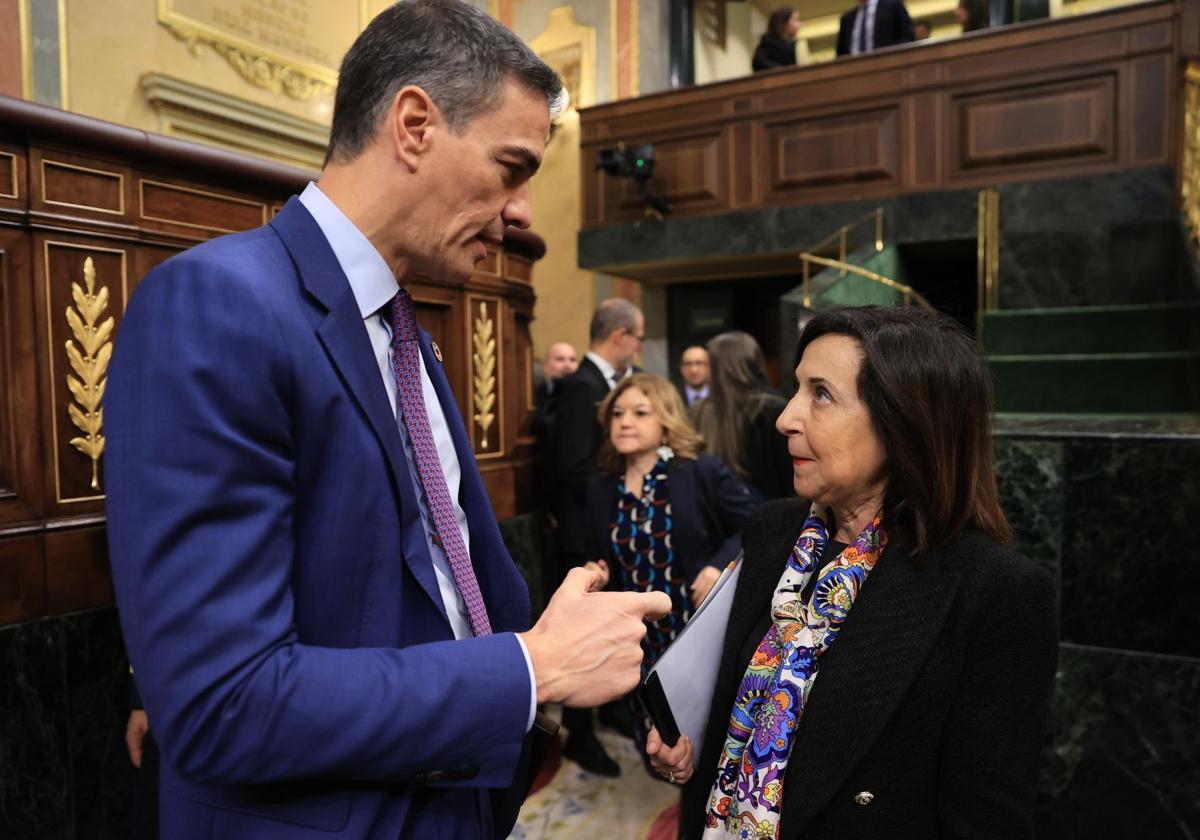 El presidente del Gobierno, Pedro Sánchez, con la ministra de Defensa, Margarita Robles