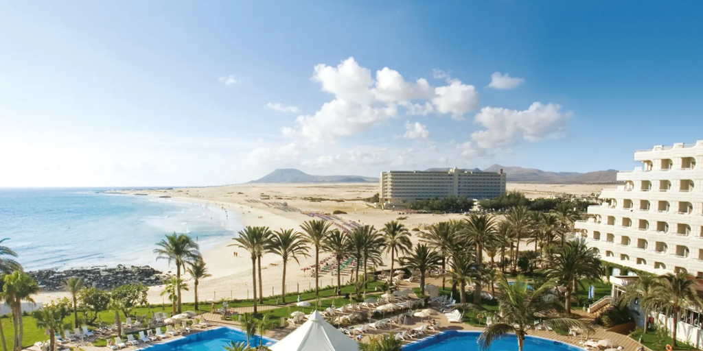 Los ecologistas exigen la «demolición inmediata» de los hoteles RIU en las Dunas de Corralejo (Fuerteventura)