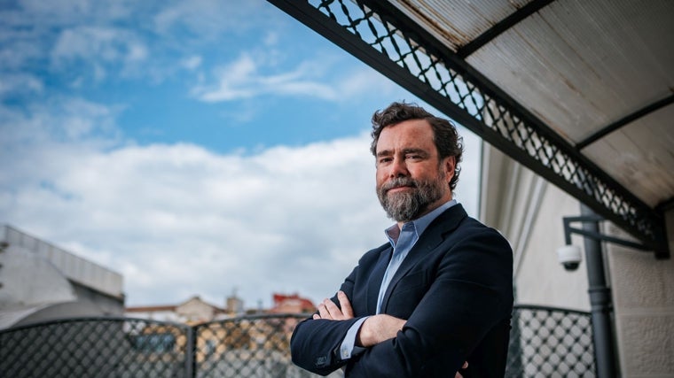 El autor de 'España tiene solución' en una azotea de Madrid