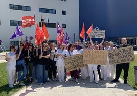 El personal de limpieza del hospital de Toledo se concentra: «Nos tratan muy mal, lloramos al final de la jornada»