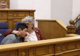 Remedios Vázquez y su hijo Francisco sentados en los escaños del parlamento regional