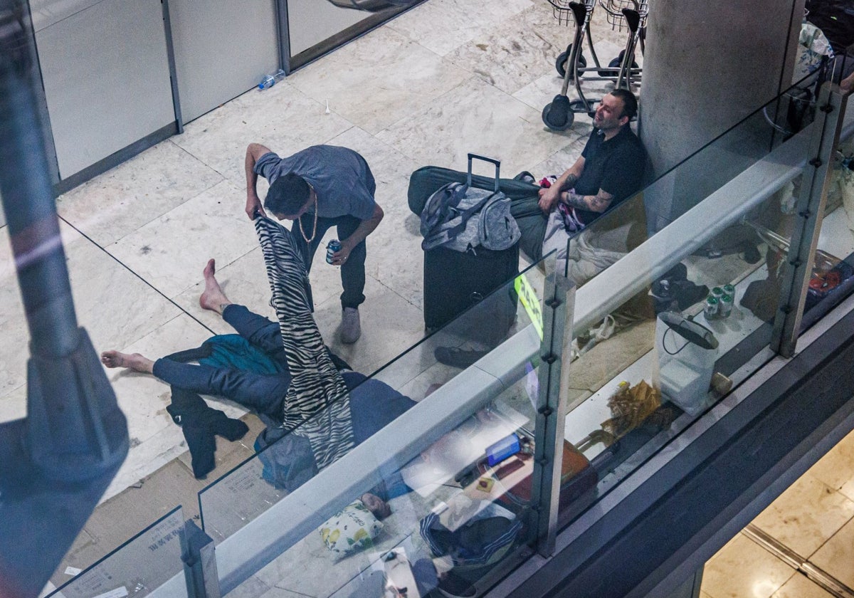 Decenas de personas pernoctan la madrugada de ayer en Barajas