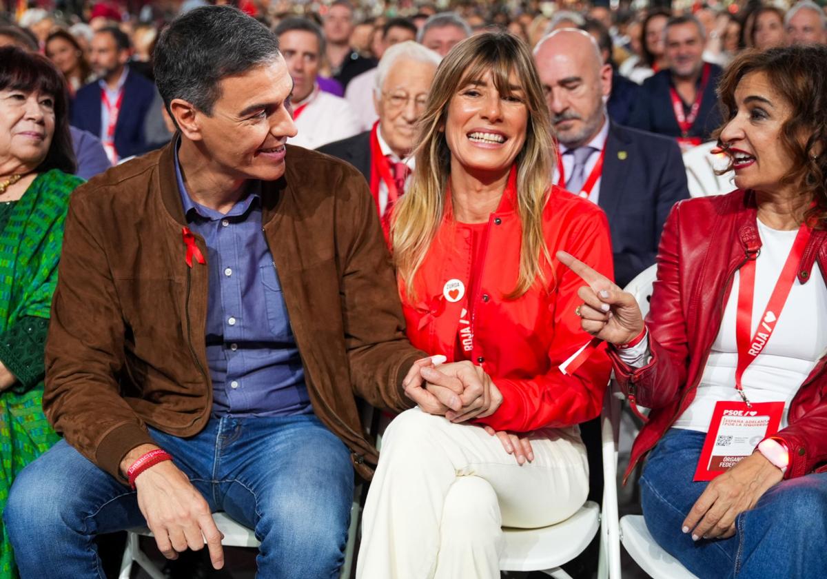 El Presidente del Gobierno, Pedro Sánchez, y su esposa Begoña Gómez