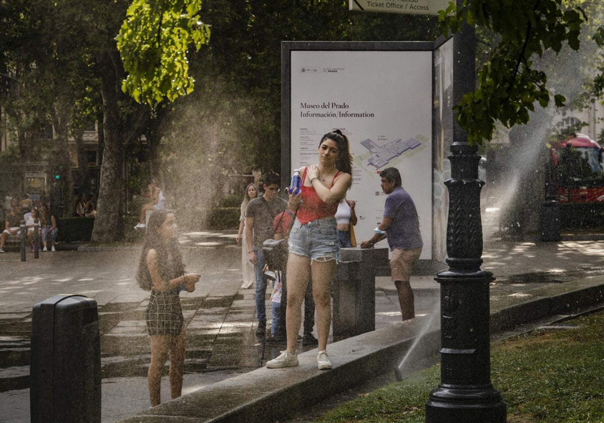 Jóvenes se refrescan junto al Museo del Prado
