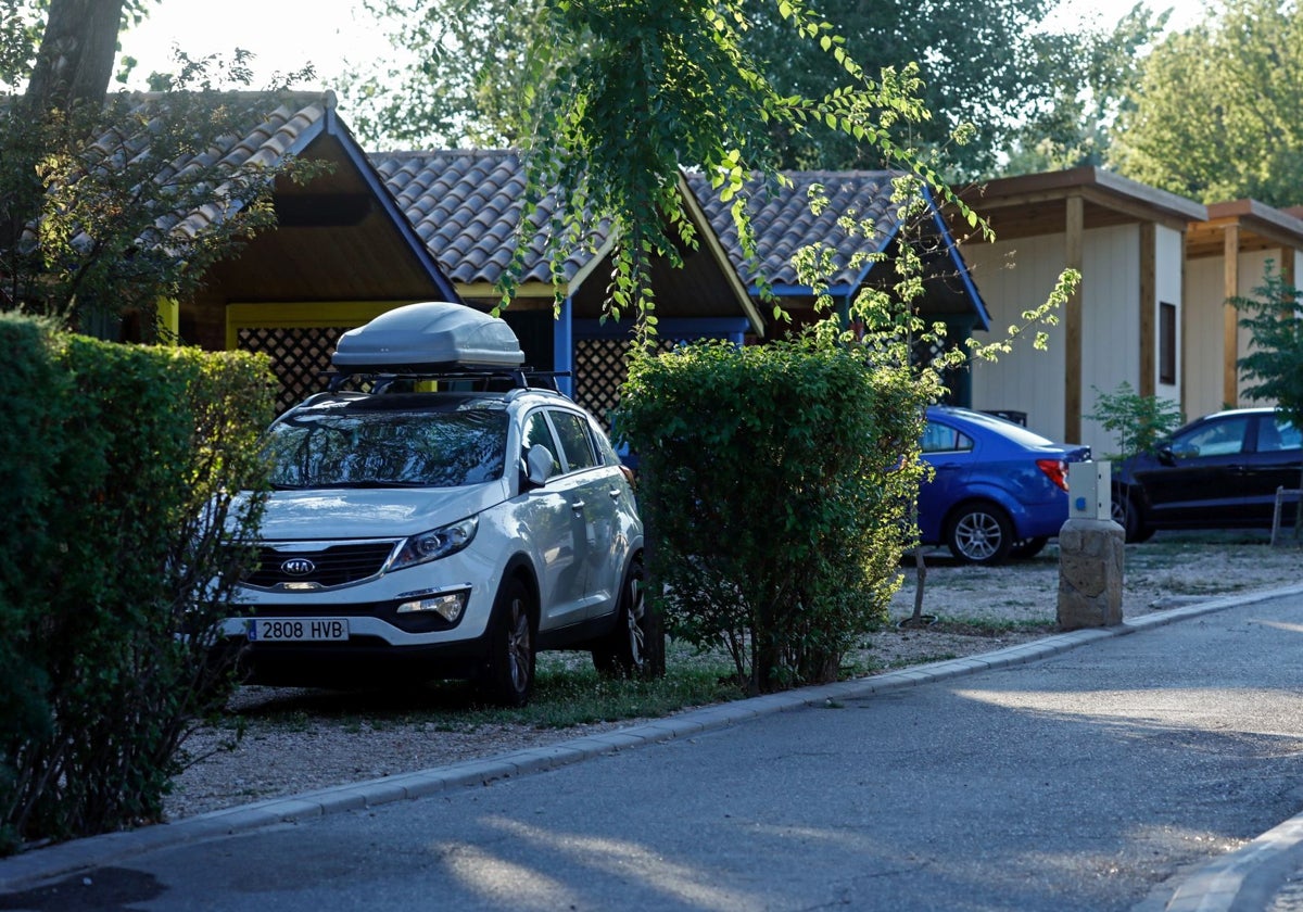Una zona de acampada con bungalós en la Comunidad de Madrid