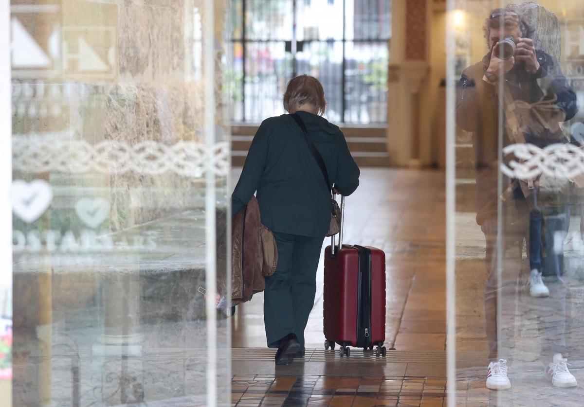 Una turista entrando en un hotel, cuyos precios se han encarecido este mes de abril