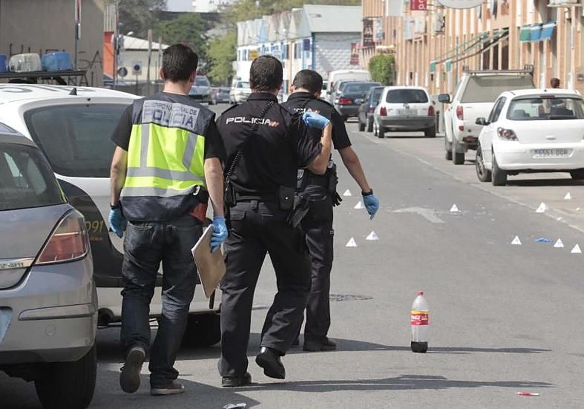 Agentes tras intervenir en una riña tumultuaria