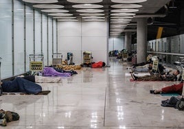 El reglamento de Aena ya prohíbe «la mendicidad» y «acampar» en Barajas