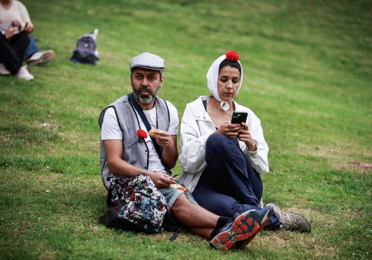 Una pareja en la Pradera de San Isidro