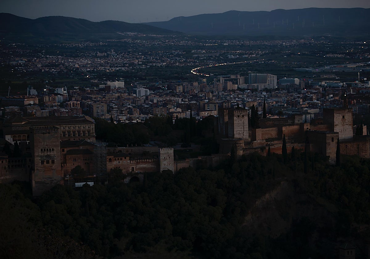 La Alhambra, a oscuras como el resto de la ciudad, vista desde el cerro de San Miguel Alto