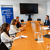 Clavijo le pide a Ribera tener en cuenta las «especificidades» de Canarias en Europa