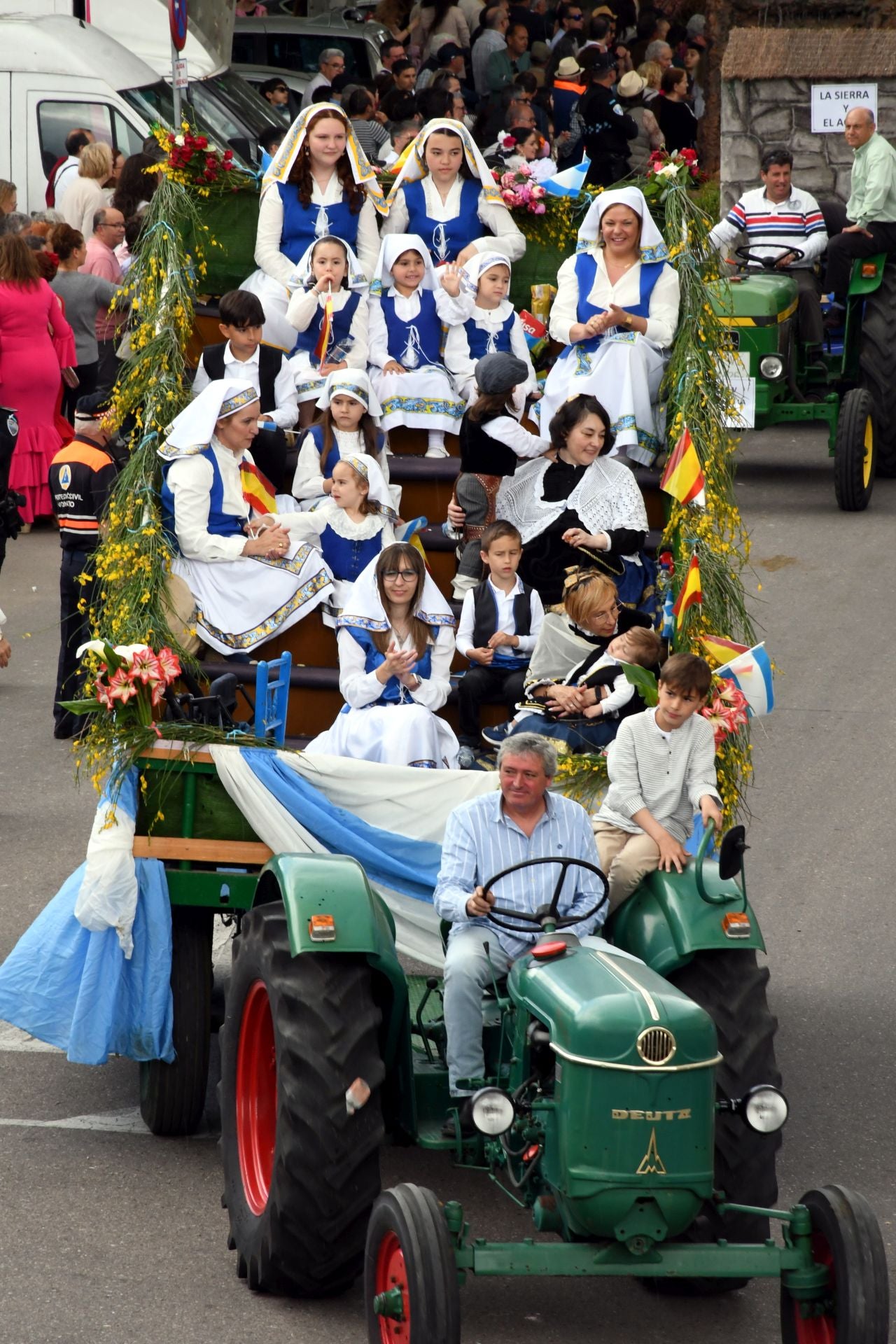 Talavera rinde homenaje a San Isidro con un cortejo multitudinario