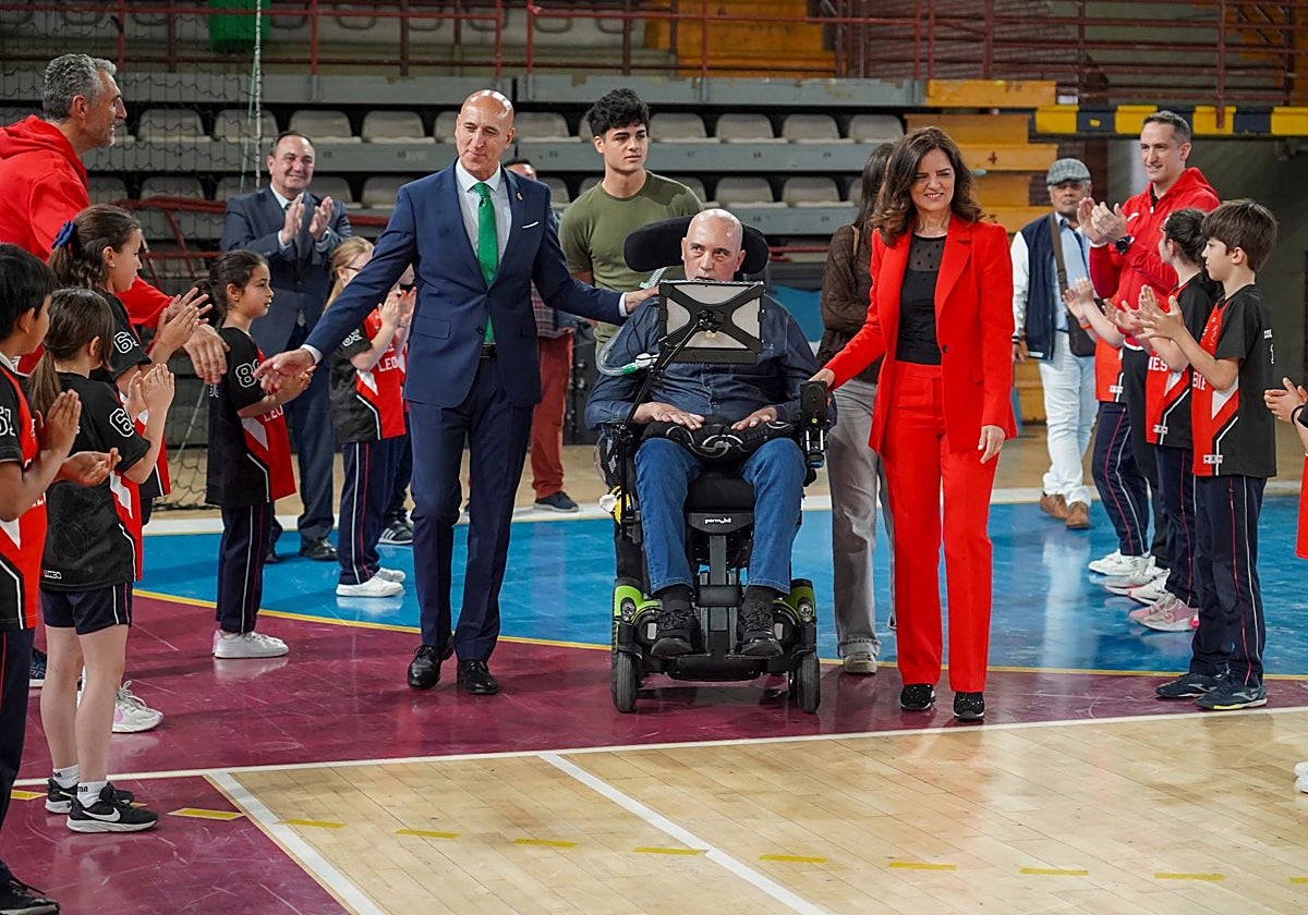 El alcalde de León preside el acto de descubrimiento de la placa del Palacio Municipal de Deportes Urbano González Escapa