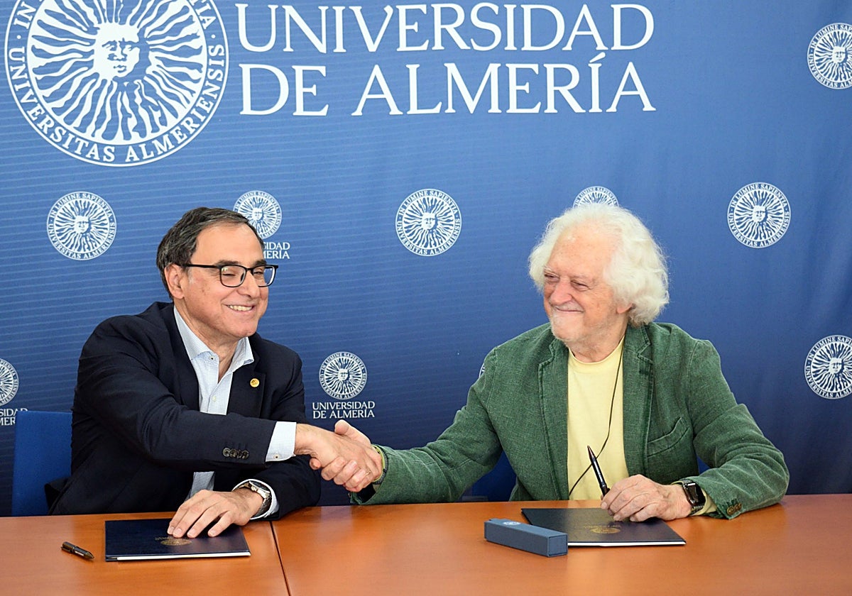 El rector de la UAL, José Céspedes, y Alejandro Rojas Marcos estrechan sus manos