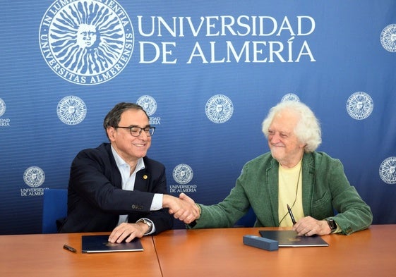El rector de la UAL, José Céspedes, y Alejandro Rojas Marcos estrechan sus manos