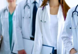 Los médicos andaluces piden una reunión con Juanma Moreno para hablar de la situación de la sanidad