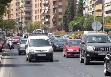 Decenas de vehículos circulan por la avenida de las Ollerías