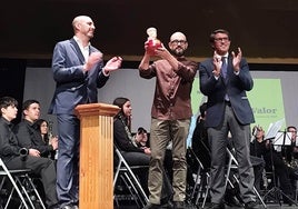 Jordi Colonques recibe el Premi Enric Valor de Novel.la en Valencià por su obra 'Carnívora'