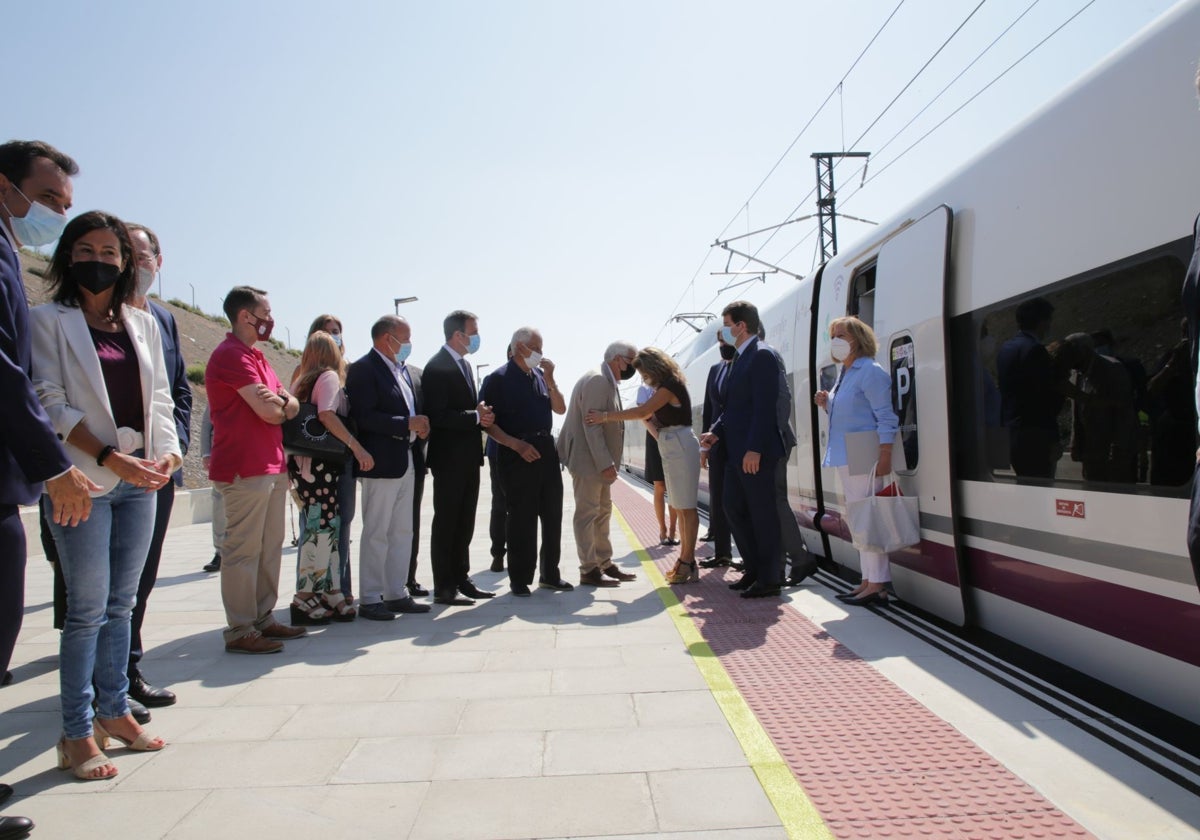 Las autoridades, en la inauguración de la parada del AVE en Sanabria (Zamora) en julio de 2021