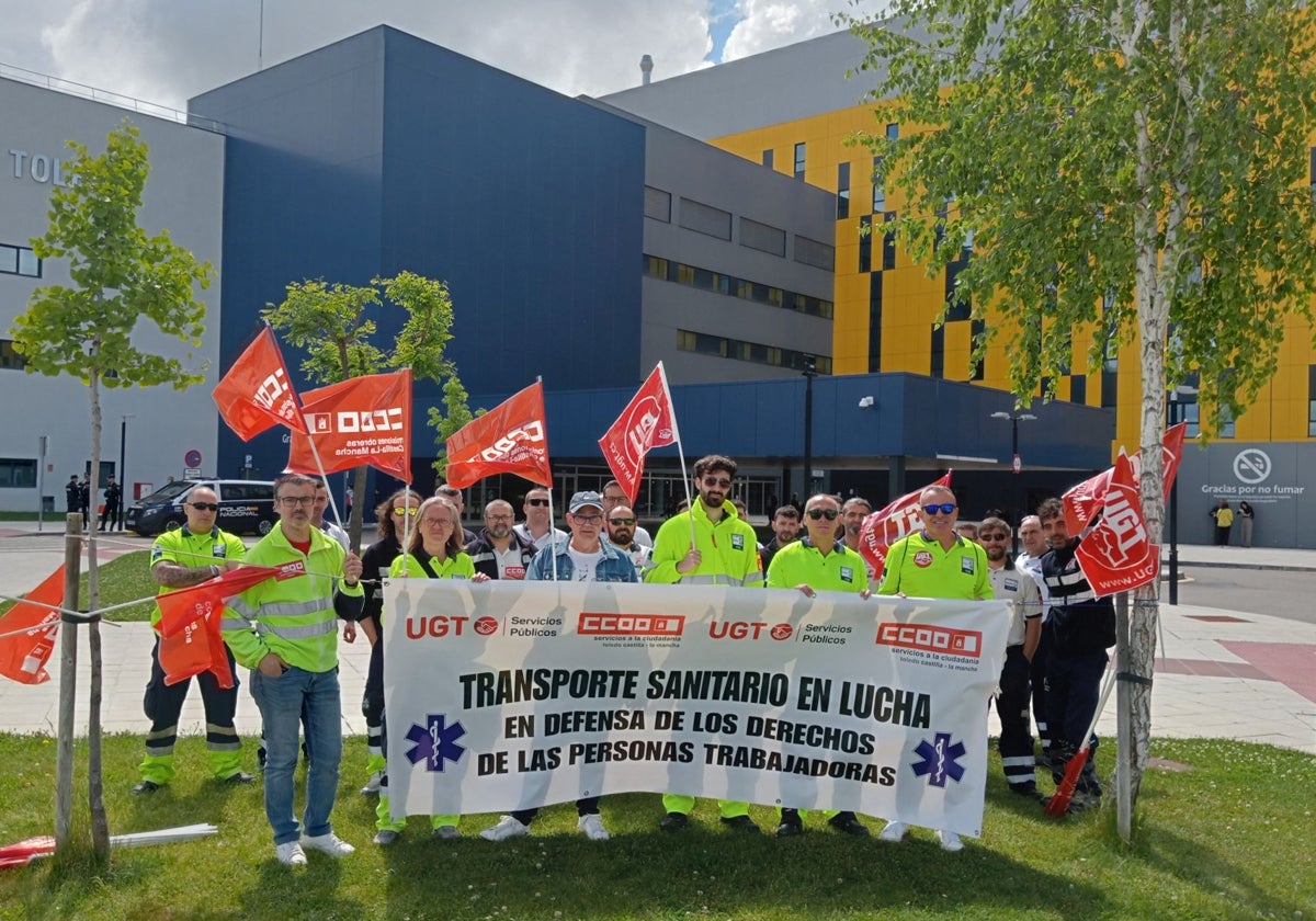 Protesta de los trabajadores del transporte sanitario a las puertas del Hospital Universitario de Toledo este jueves