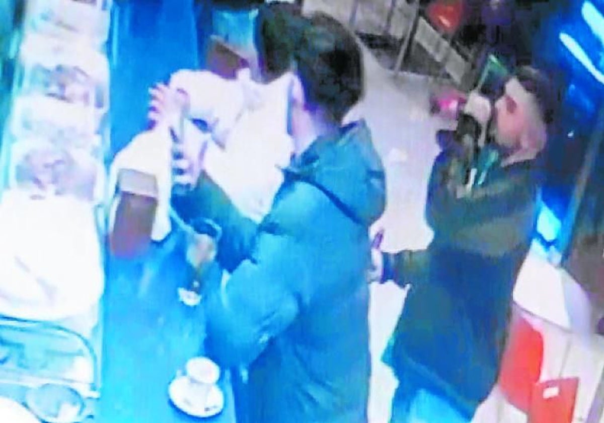 Una cámara captó a los investigados en un bar poco después del crimen