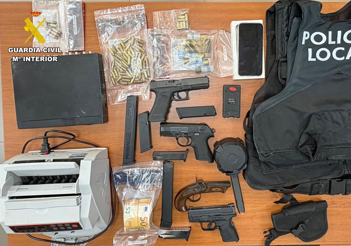Objetos encontrados por la Guardia Civil en el domicilio del detenido