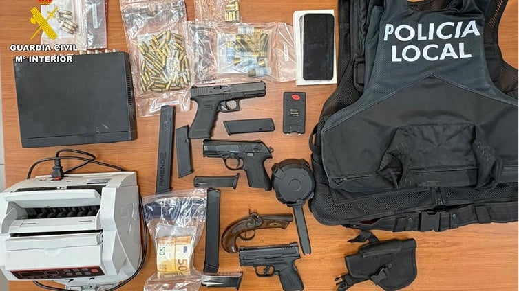 Detenido por tener en su casa cercana a Granada cuatro armas sin licencia y mil plantas de marihuana