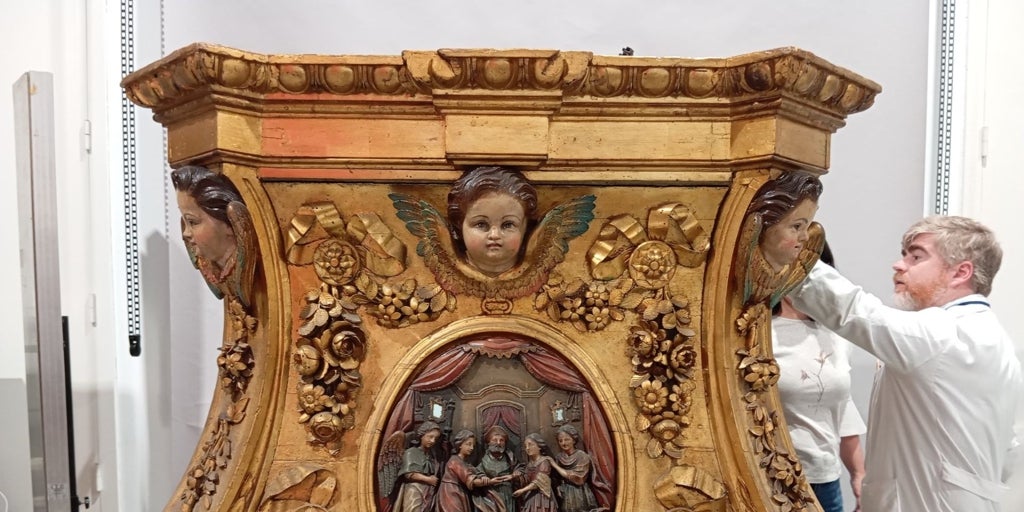 La peana de San Rafael de la iglesia del Juramento de Córdoba, en el IAPH para su restauración
