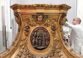 La peana de San Rafael de la iglesia del Juramento de Córdoba, en el IAPH para su restauración