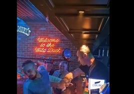 Un bar de Benidorm da bofetones a sus clientes y les echa bebida a la cara como «experiencia»