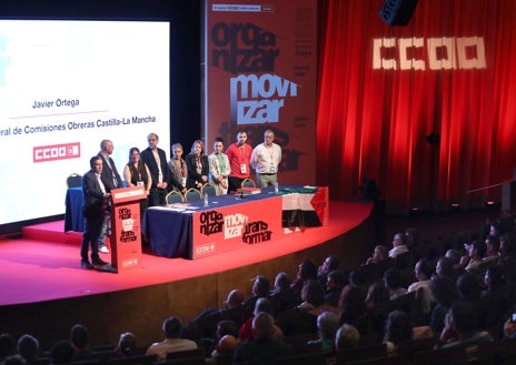 Imagen secundaria 1 - Algunos de los delegados que han acudido al congreso regional de Comisiones Obreras. En la imagen inferior, Javier Ortega interviene ante el plenario y junto a una de las compañeras de la organización