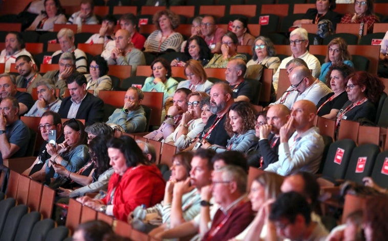 Imagen principal - Algunos de los delegados que han acudido al congreso regional de Comisiones Obreras. En la imagen inferior, Javier Ortega interviene ante el plenario y junto a una de las compañeras de la organización