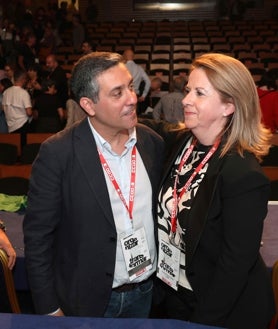 Imagen secundaria 2 - Algunos de los delegados que han acudido al congreso regional de Comisiones Obreras. En la imagen inferior, Javier Ortega interviene ante el plenario y junto a una de las compañeras de la organización