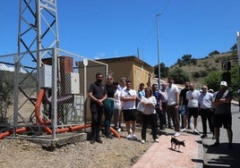 Tensión en Encinares de Alcolea: 70 familias hacen guardia para que no les corten la luz y Endesa señala que la instalación es «muy peligrosa»