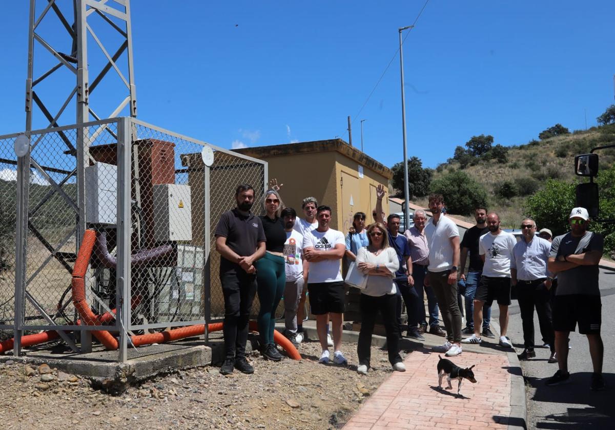 Los vecinos este viernes haciendo guardia para impedir que les corten la luz