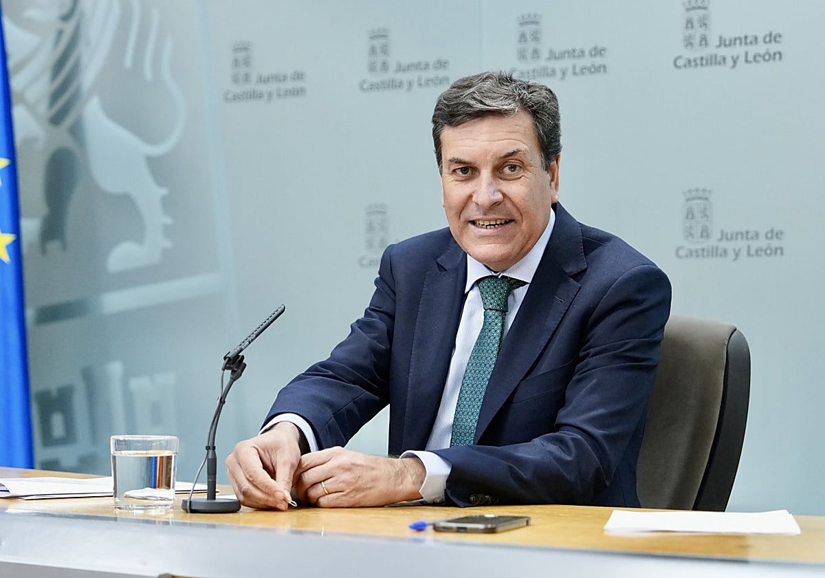 El consejero portavoz Carlos Fernández Carriedo, durante la rueda de prensa posterior a la reunión del Consejo de Gobierno