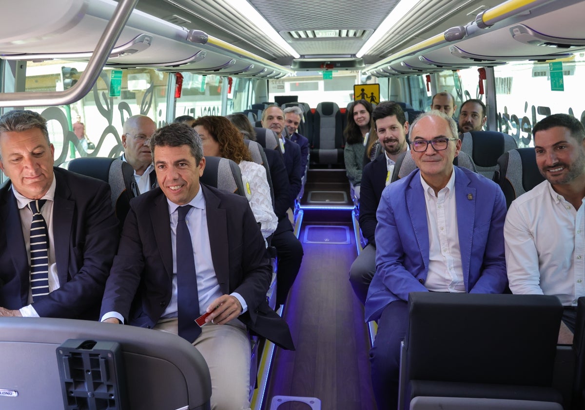 Imagen del presidente de la Generalitat, Carlos Mazón, junto al conseller de Medio Ambiente, Infraestructuras y Territorio,Vicente Martínez Mus y el resto de alcaldes