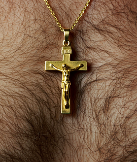 Imagen secundaria 2 - Arriba, la Esperanza de Triana. Abajo a la izquierda, el Cristo Yacente de Ronda en su urna procesional. A la derecha, un crucifijo sobre el pecho de un andaluz