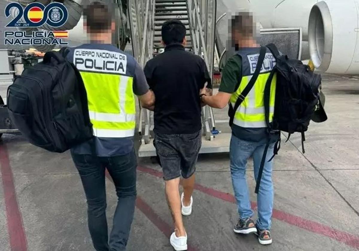 Uno de los ciudadanos extranjeros antes de ser expulsado.