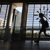 Una joven corre en el interior de la estación de Córdoba en una imagen de archivo