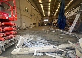 Cuatro trabajadores heridos al hundirse el forjado de una nave industrial en Torrent