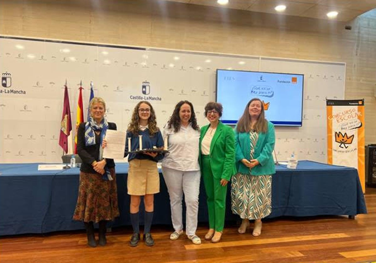 La ganadora con su maqueta en la mano
