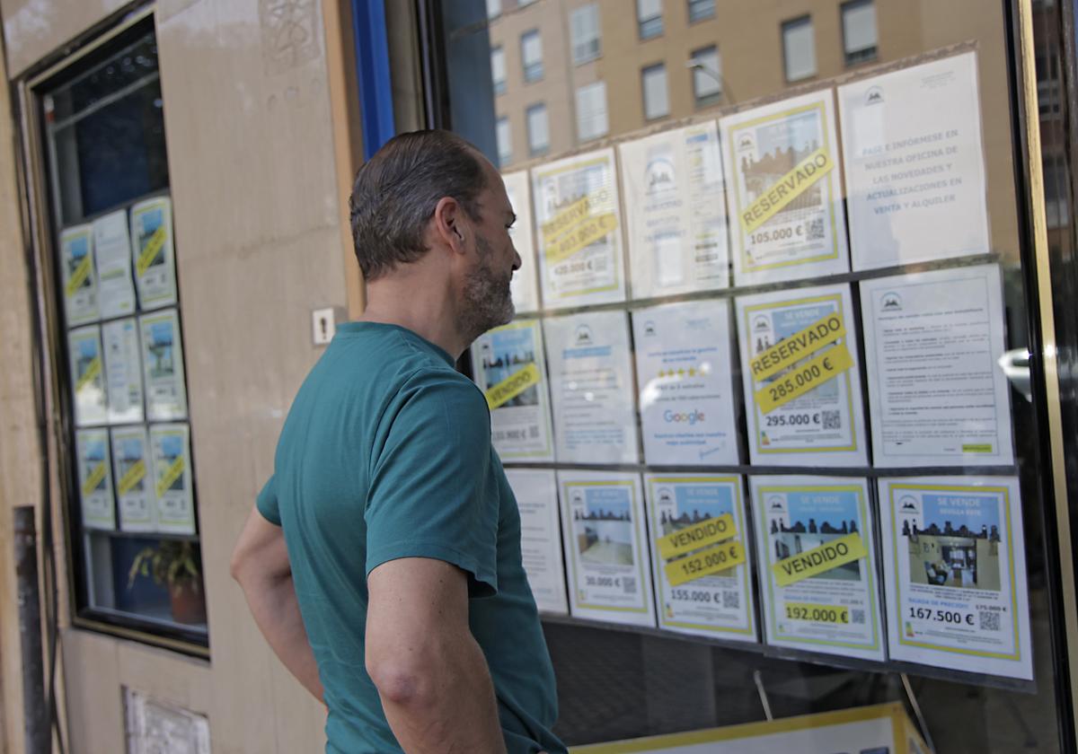 Un hombre observa la oferta de viviendas de una inmobiliaria