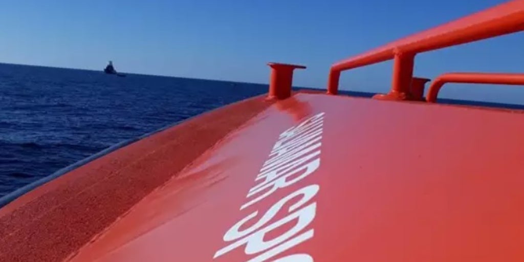 Rescatan a tres tripulantes de un pesquero hundido frente a las costas de Almería