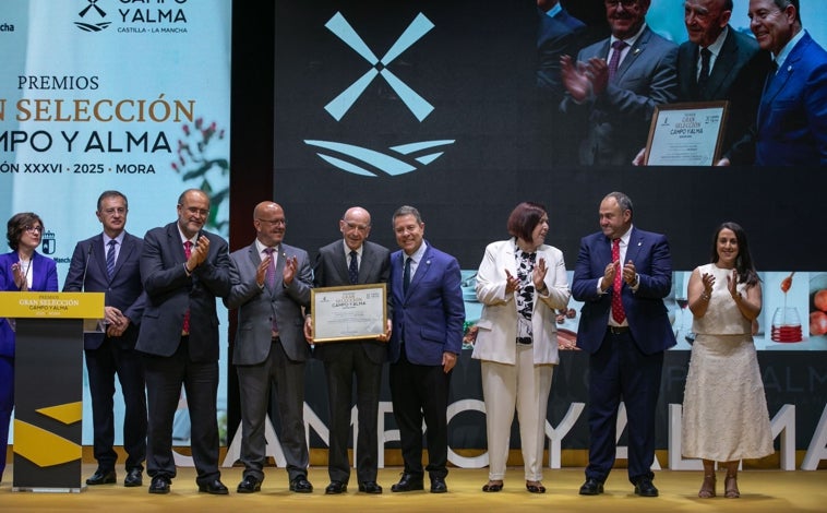 Imagen principal - Entrega de los Premios ´Gran Selección Campo y Alma 2025´, unos galardones que han alcanzado su edición número 36 en una gala celebrada en el Teatro Principal de Mora., y en la que el presidente Emiliano García-Page valoró el peso del sector primario en la economía regional. Arriba, entrega de uno de los premios. Sobre estas líneas, Page junto al alcalde de Mora, Emilio Bravo, y la secretaria de Estado de Agricultura, Begoña García Bernal