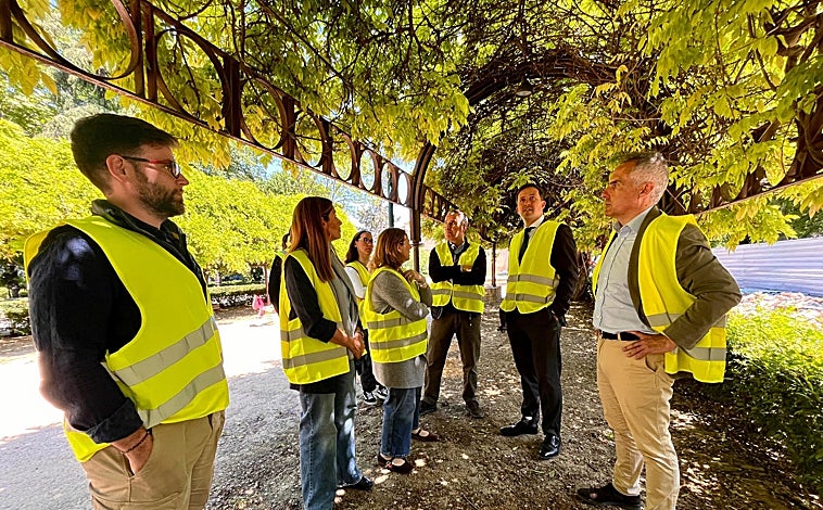 Imagen principal - Visita del alcalde, Carlos Velázquez, a las obras de la Vega