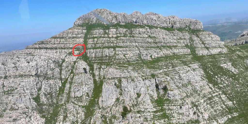 Evacuada en estado muy grave tras impactarle una piedra y precipitarse 200 metros en Cantabria