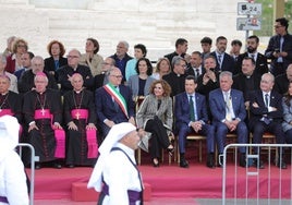 El presidente de la Junta de Andalucía, Juanma Moreno, y otras autoridades en el palco antes de ver a El Cachorro