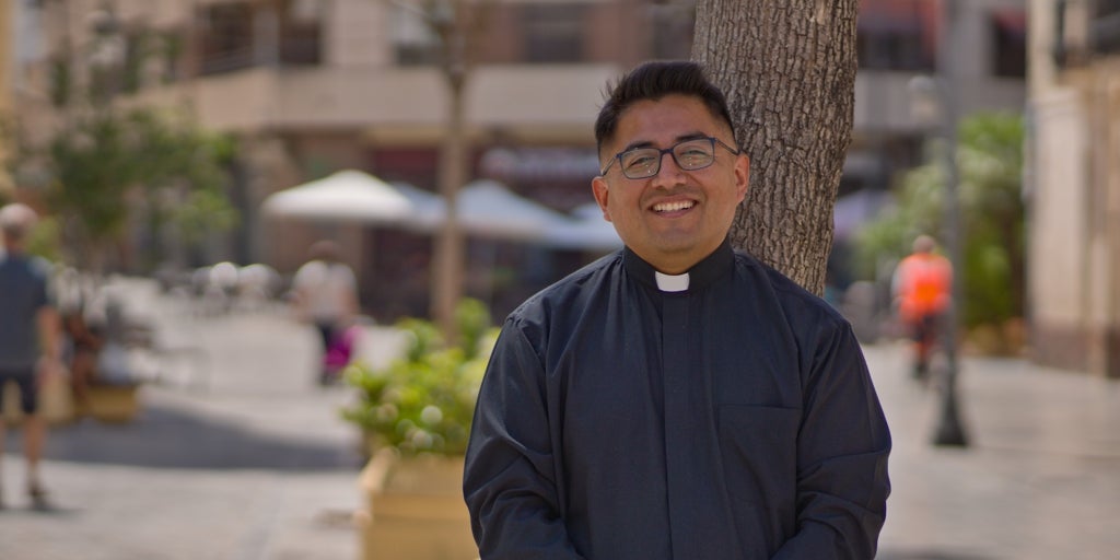 El cura peruano que triunfa en Youtube: «Le pido al Papa León XIV que no se olvide de mi país»