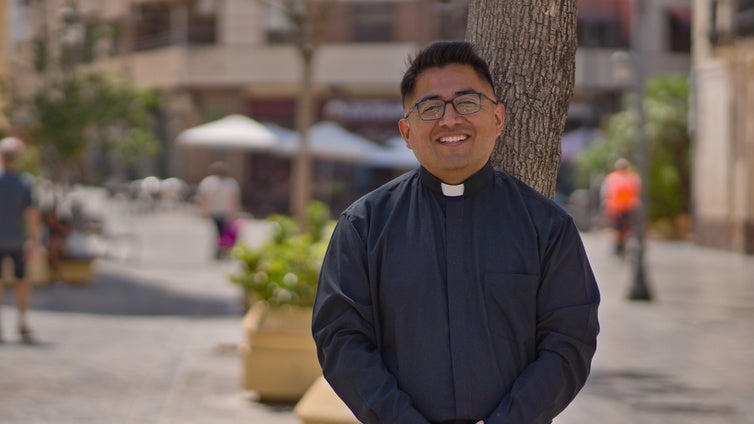 El cura peruano que triunfa en Youtube: «Le pido al Papa León XIV que no se olvide de mi país»